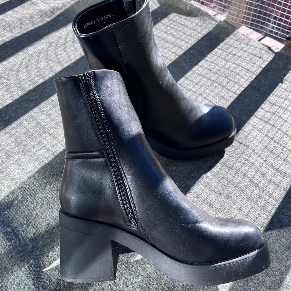 SEQWL Platform Boots in black